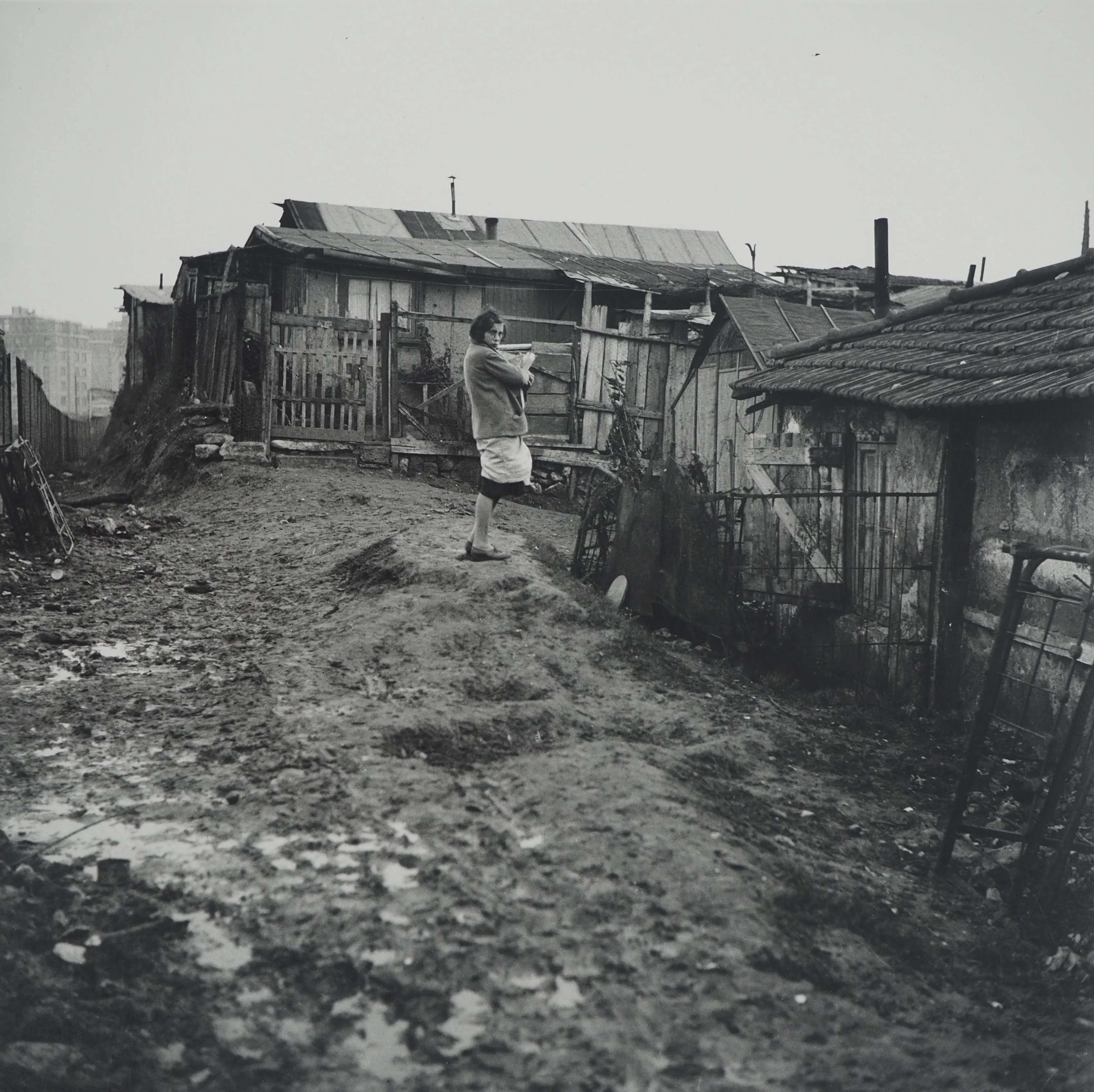 Dora MAAR : Jeune fille rentrant des courses, Photographie originale - Image 3