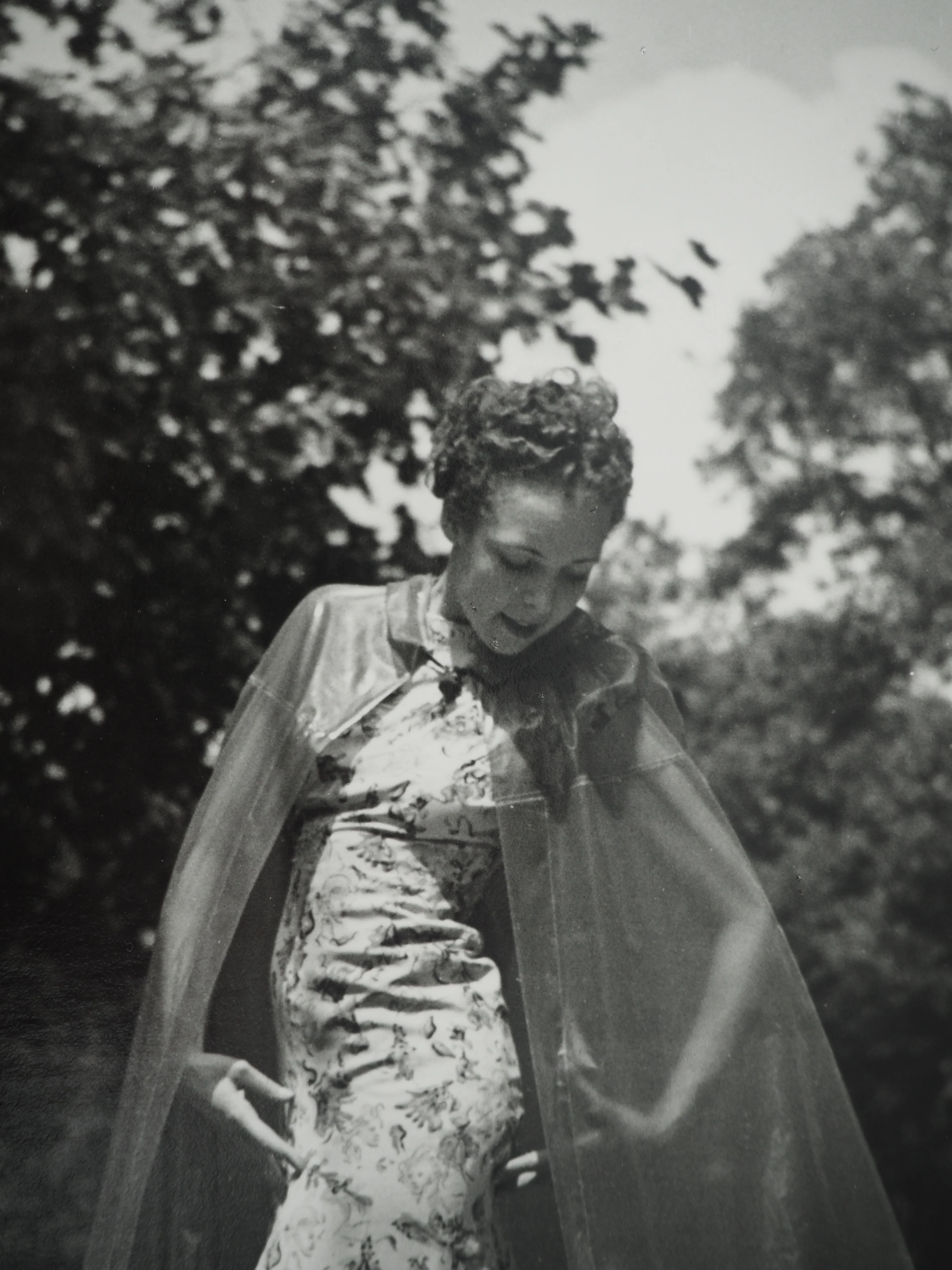 Dora MAAR : Robe fleurie et cape, Photographie originale - Image 4